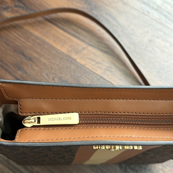 MICHAEL Michael Kors NWT Center Stripe Gloria MD Crossbody Bag with top zipper. - Picture 6 of 9